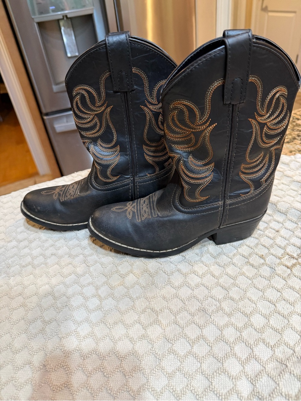 SMOKY brand Youth Western Cowboy Boots with Brown Stitching size 1  1/2 kids